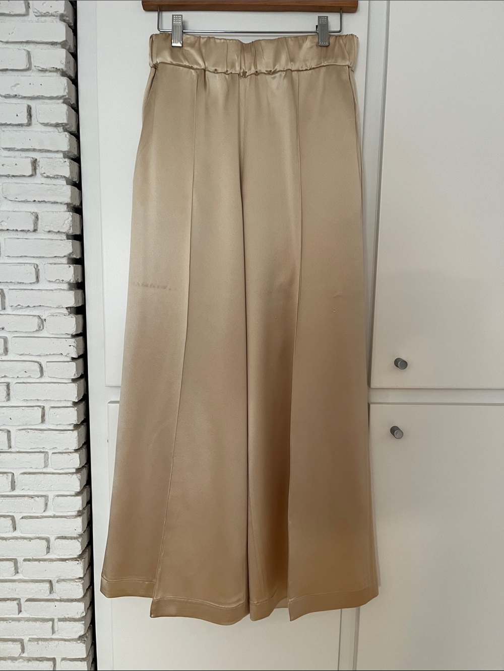SPRWMN. NWT. Cream wide leg pant. 100% Silk.  Size Medium.